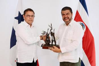 Fotografía cedida por el Ministerio de Seguridad de Panamá que muestra a su ministro Frank Abrego (i), posando junto a su homólogo de Costa Rica, Mario Zamora Cordero.
