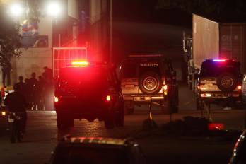 Fotografía que muestra un vehículos del Servicio Bolivariano de Inteligencia Nacional afuera de El Helicoide este jueves, en Caracas.
