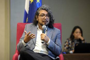 El relator especial para la Libertad de Expresión de la Comisión Interamericana de Derechos Humanos de la Organización de la OEA, Pedro Vaca Villarreal, habla durante una entrevista con EFE este jueves, en Ciudad de Panamá.