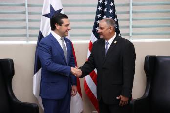Embajador Kevin Marino (izq) estrecha la mano del presidente de la Asamblea, Jorge Herrera (der).
