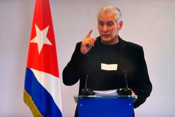 Captura de pantalla tomada de una transmisión de la Presidencia de Cuba, del mandatario Miguel Díaz-Canel, hablando este jueves, en La Habana (Cuba). Díaz-Canel aseguró en una inusual comparecencia televisada que su Gobierno prepara un plan de desabastecimiento agudo de combustible ante las presiones de EE.UU. EFE/ Presidencia de Cuba