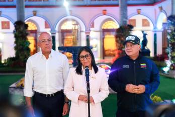 AME1742. CARACAS (VENEZUELA), 03/02/2026.- Fotografía cedida por el Palacio de Miraflores que muestra a la presidenta encargada de Venezuela, Delcy Rodríguez (c), hablando junto al ministro de Interior, Diosdado Cabello (d), y el presidente de la Asamblea Nacional, Jorge Rodríguez, este martes, en Caracas (venezuela). EFE/ Palacio de Miraflores /SOLO USO EDITORIAL/ NO VENTAS/ SOLO DISPONIBLE PARA ILUSTRAR LA NOTICIA QUE ACOMPAÑA (CRÉDITO OBLIGATORIO)