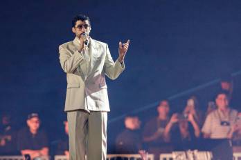 El cantante puertorriqueño Bad Bunny se presenta durante un concierto de su gira mundial 'Debí tirar más fotos' este viernes, en el Estadio Nacional en Lima.