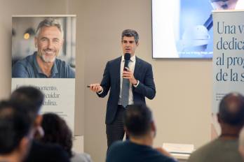 Fotografía del urólogo español José Ramón Pérez Carral, especialista en endourología y cirugía láser prostática, hablando durante al primer Curso Internacional de Enucleación Prostática Avanzada que organizó Hospiten Cancún, en Cancún.