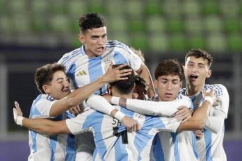 Jugadores de Argentina celebran un gol en un partido de la Copa Mundial Sub-20.