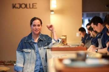 La cocinera peruana Pía León posando durante una entrevista, en Lima (Perú).