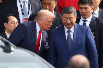 El presidente de EE.UU., Donald Trump, (centro L) habla con su homólogo chino, Xi Jinping (centro R), tras su reunión en una base de Fuerza del Aire en Busan, Corea del Sur, 30 octubre 2025. (Corea del Sur).