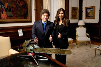 Fotografía cedida este lunes por la Presidencia de Argentina que muestra a la secretaria de Seguridad Nacional de Estados Unidos, Kristi Noem (d) junto al presidente de Argentina, Javier Milei, posando durante una reunión en Buenos Aires (Argentina).