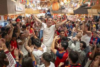 Más de 800 españoles celebraron en el Mercado Little Spain de Nueva York la clasificación de España para los cuartos de final del Mundial bajo el éxtasis del gol del triunfo de Mikel Merino ante Portugal y con una comunidad entregada a la selección: