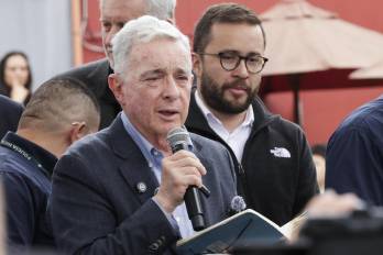 El expresidente de Colombia Álvaro Uribe habla frente a simpatizantes durante un evento este sábado, en Bogotá.