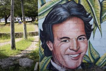 Fotografía que muestra un mural con el rostro del artista español Julio Iglesias este miércoles, en Punta Cana (República Dominicana).