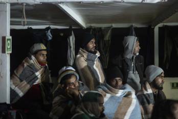 Migrantes en la cubierta del barco Open Arms en aguas del Mediterráneo.