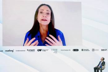 La líder de las fuerzas democráticas de Venezuela y Premio Nobel de la Paz 2025, María Corina Machado (en la pantalla), y el expresidente de Colombia y Premio Nobel de la Paz 2016, Juan Manuel Santos (d), durante su participación en el foro internacional World in Progress (WIP).