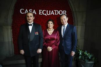 Luis Felipe Fernández-Salvador y Campodonico, VI Marqués de Lises y Wilma Andrade Muñoz, Embajadora de la República del Ecuador, posan junto al ex jugador Del Real Madrid, Emilio Butragueño (d), durante la Gala del Imperio Natural, patrocinada por TEON (The Embassy of Nature) con motivo del regreso de la Formula 1 a Madrid en la sede de la Casa Ecuador, en Madrid.
