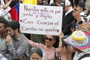 Una mujer sostiene un cartel durante una manifestación este 19 de febrero de 2026, en la Plaza de Bolívar en Bogotá (Colombia)