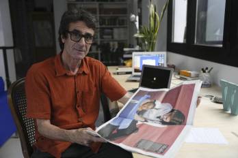 Fotografía de archivo, tomada el 10/07/2024, de una entrevista con Joan Monfort, el autor de la icónica foto en la que comparten escenario un joven Leo Messi y un bebé Lamine Yamal en 2007.