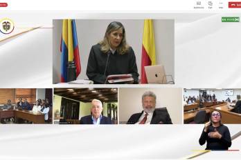 Captura de video del Complejo Judicial de Paloquemao que muestra a la jueza, Sandra Heredia (arriba), al abogado Jaime Granados (2d-abajo) y al expresidente colombiano Álvaro Uribe (2i-abajo), durante una audiencia que se realiza este lunes, en Bogotá (Colombia).