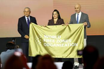 Fotografía cedida por Chris Barquero que muestra a la viceministra de Fomento a la Agroindustria de República Dominicana, Anibelca Mena (c), y el embajador de República Dominicana en Panamá, Roberto Salcedo (i), recibiendo la bandera de Wolrd Free Zones Organization de manos del Dr. Mohammed Al Zarooni (d), presidente de la Organización Mundial de las Zonas Francas (World FZO), simbolizando el rol de República Dominicana como país anfitrión del 13.º Congreso Mundial anual en 2027, en Ciudad de Panamá (Panamá).