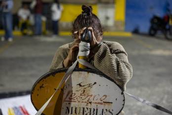 Una persona se manifiesta en las inmediaciones de la Zona 7 de la Policía Nacional Bolivariana (CPNB), este lunes en Caracas.