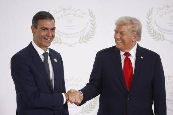 El presidente del Gobierno español Pedro Sanchez (i) y el Presidente de los Estados Unidos Donald Trump se dan la mano durante la ceremonia de bienvenida antes de la foto de familia de la Cumbre de Paz de Gaza en Sharm El-Sheij, Egipto.