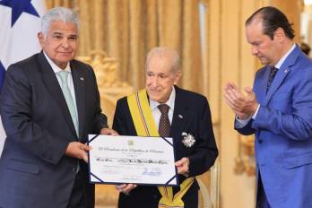 Don Luis H. Moreno (centro) en una imagen de archivo junto al presidente de la República, José Raúl Mulino (i) y el canciller Javier Martínez- Acha