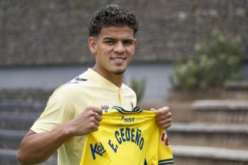El mediocentro panameño Edward Cedeño posa con la camiseta del UD Las Palmas en el marco de su presentación este sábado.