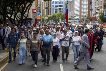 Personas participan en una manifestación exigiendo un cronograma electoral y el regreso de María Corina Machado este lunes en Caracas (Venezuela).