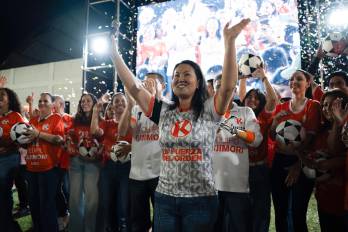 Keiko Fujimori (c), hija y heredera política del expresidente Alberto Fujimori (1990-2000), reacciona en un evento este jueves, en Lima (Perú). EFE/ John Reyes Mejía
