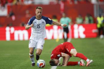 Alistair Johnston (d) de Canadá disputa el balón con Amar Memic de Bosnia y Herzegovina este viernes, en un partido del grupo B del Mundial de la FIFA 2026 entre Canadá y Bosnia y Herzegovina en el estadio BMO Field en Toronto (Canadá).