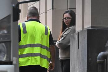 Una fotografía disponible el 7 de julio de 2025 muestra a la acusada Erin Patterson (derecha) en Melbourne, Australia, el 15 de abril de 2025 (publicada el 7 de julio de 2025).