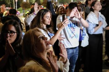 Fotografía de archivo, tomada el pasado 16 de junio, en la que se captó a un grupo de personas al orar por la salud del senador y precandidato presidencial colombiano Miguel Uribe Turbay, frente a la Fundación Santa Fe, en Bogotá (Colombia).