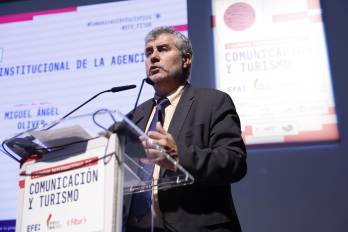 El presidente de la Agencia EFE, Miguel Ángel Oliver, interviene en la I Cumbre Internacional de Comunicación y Turismo celebrada en el marco de Fitur 2026, este viernes en Madrid.