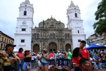 El documento establece que, durante el desarrollo del “Casco Peatonal”, varias calles del Casco Antiguo quedarán cerradas al tráfico vehicular