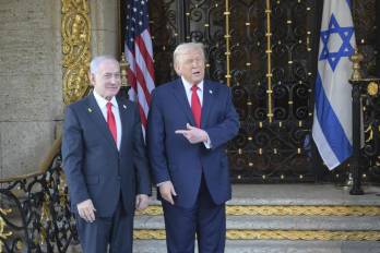 El primer ministro israelí, Benjamín Netanyahu (i), a su llegada este lunes para una reunión con el presidente de EE.UU., Donald Trump (d), marcada por la apuesta por el desarme de Hamás como vía para desbloquear la segunda fase del plan de paz y alto el fuego en Gaza, en medio de persistentes tensiones de seguridad en la región.