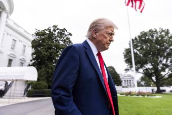 El presidente de EE.UU., Donald Trump, habla con los periodistas antes de salir de la Casa Blanca para el funeral del activista ultraconservador asesinado Charlie Kirk.