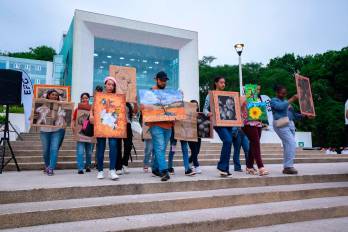Estudiantes de la escuela de Artes Visuales de la Ciudad de las Artes que formaron parte de la performance participativa “Ciudadanos” de Humberto Vélez, Pinta Panamá 2025.