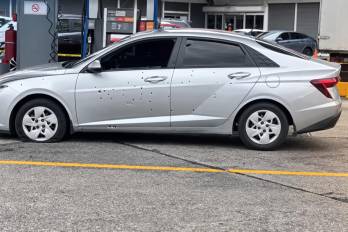 Sujetos dispararon más de 40 veces contra un automóvil gris estacionado en una gasolinera de Pueblo Nuevo.