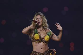 La cantante colombiana Karol G canta en el intermedio de un partido de la NFL entre Los Ángeles Chargers y Kansas City Chiefs en el estadio Neo Química Arena en São Paulo (Brasil).