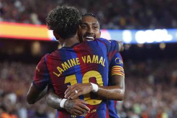 El delantero del FC Barcelona Lamine Yamal celebra con Raphinha su gol, segundo gol del equipo blaugrana, en el partido de la tercera jornada de LaLiga.