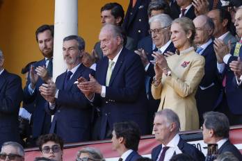 El público de la plaza de toros de La Maestranza de Sevilla ha recibido esta tarde con una ovación al rey emérito Juan Carlos I.