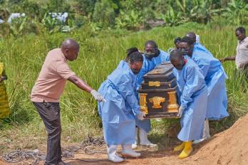 El ataúd de una víctima del ébola es llevado a un cementerio en Rwanpara, Ituri, República Democrática del Congo.