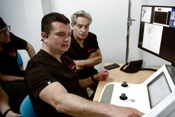 Durante un accidente cerebrovascular isquémico, el cerebro puede perder cerca de dos millones de neuronas por minuto, por lo que el tiempo en que se recibe un tratamiento es clave para disminuir el riesgo de muerte y secuelas; por esto, la empresa XCath realizó este año en Panamá, con su sistema Iris, la primera trombectomía mecánica telerrobótica a distancia en un paciente con ictus.