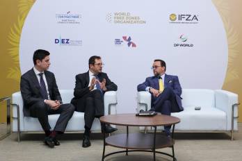 El ministro Julio Moltó (der.) durante la reunión con los delegados de IFZA en el Congreso Mundial de Zonas Francas 2026.