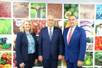 Chris Chinn, directora del Departamento de Agricultura de Missouri, el ministro de Desarrollo Agropecuario, Roberto Linares y el gobernador de Missouri, Mike Kehoe, tras la reunión en la sede del MIDA, en Panamá.