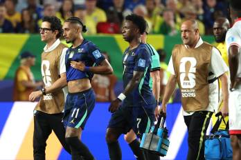 Raphinha (2-i) de Brasil sale del campo este viernes, durante un partido del grupo C del Mundial de la FIFA 2026 en el estadio Lincoln Financial Field en Filadelfia.