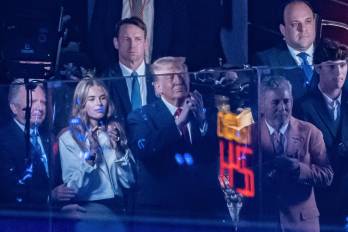 El presidente de Estados Unidos, Donald Trump (c), asiste al tercer juego de las finales de la NBA entre Knicks y Spurs este lunes, en el Madison Square Garden, en Nueva York.