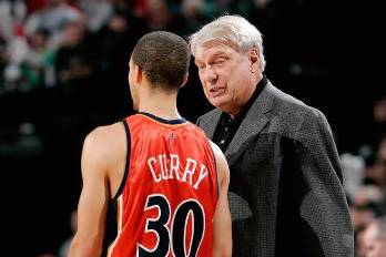 Don Nelson junto a un joven Stephen Curry durante su etapa como entrenador en los Golden State Warriors.