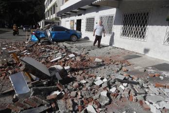 Vehículo dañado en Cali por el terremoto.