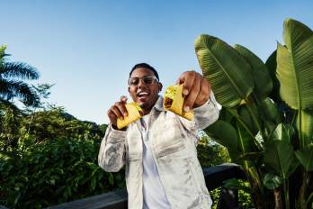 Fotografía cedida por Taco Bell que muestra al cantante Myke Towers posando.