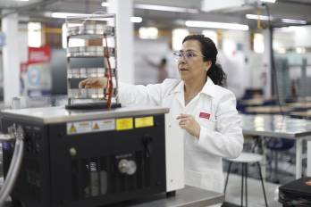 La jefa de la Planta Piloto de Ingeniería de Alimentos de la Universidad Iberoamericana, Mónica Vianey Basave Rivera.